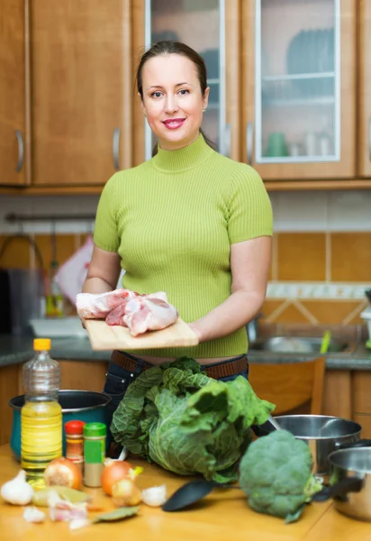 Ama de casa preparando comida en casa —  Fotos de Stock