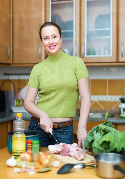 Vrouw thuis eten koken — Stockfoto