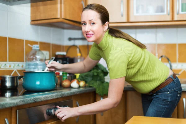 Femmina preparare il pasto in cucina — Foto Stock
