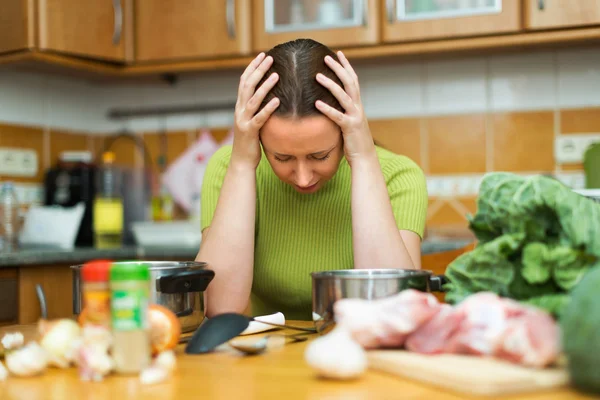 Ongelukkig vrouwelijke moe om te koken — Stockfoto