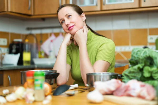 Δυσαρεστημένοι γυναίκα κουρασμένος να μαγειρέψουν — Φωτογραφία Αρχείου
