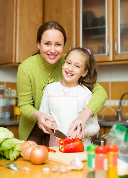 Mädchen und Mutter kochen Suppe — Stockfoto