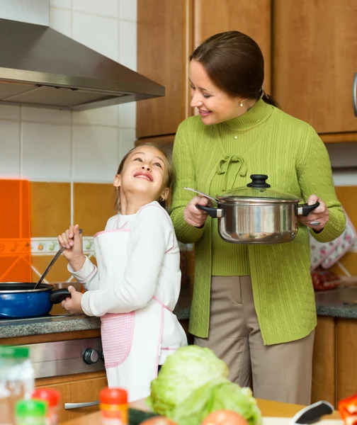 Meisje en moeder met casserole — Stockfoto