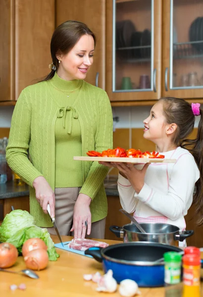 Mamma med dotter matlagning på kök — Stockfoto