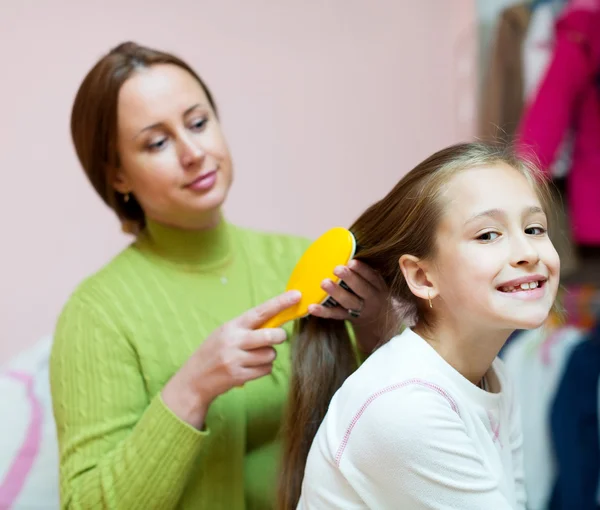 Moeder haar dochter haar kammen — Stockfoto