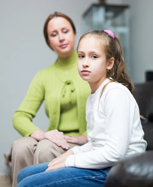 Mulher berating filha em casa — Fotografia de Stock