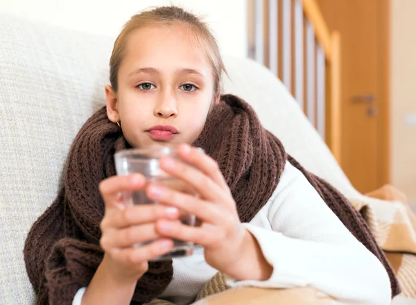 Meisje gevangen griep — Stockfoto