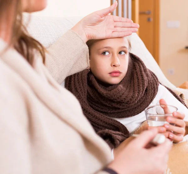 Kvinnan åtgärder temperatur på dotter — Stockfoto