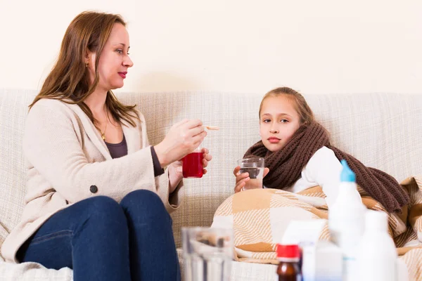 Hija enferma en casa — Foto de Stock