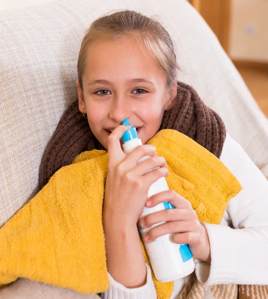 Niña tratando de rinitis — Foto de Stock