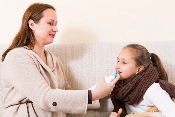 Vrouw behandelen dochter voor rhinitis — Stockfoto