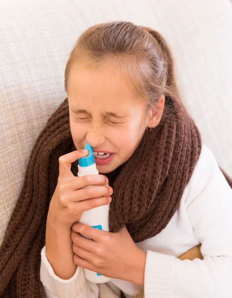 Nemocné dítě s nosní sprej — Stock fotografie