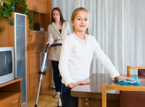 Frau und Mädchen putzen zu Hause — Stockfoto