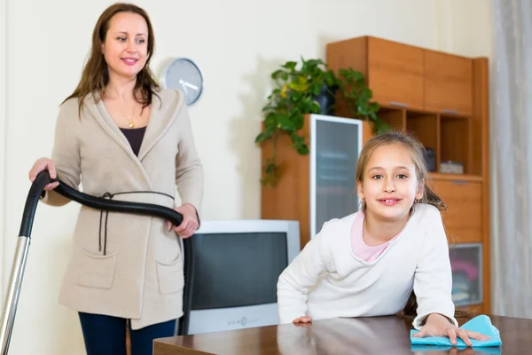 Frau und Mädchen putzen zu Hause — Stockfoto