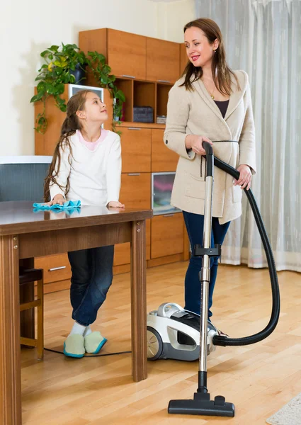 Mulher e filha limpa casa — Fotografia de Stock
