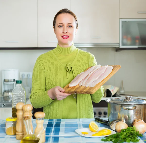 Hemmafru matlagning fisksoppa — Stockfoto