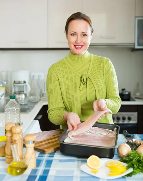 Mulher preparando peixe — Fotografia de Stock