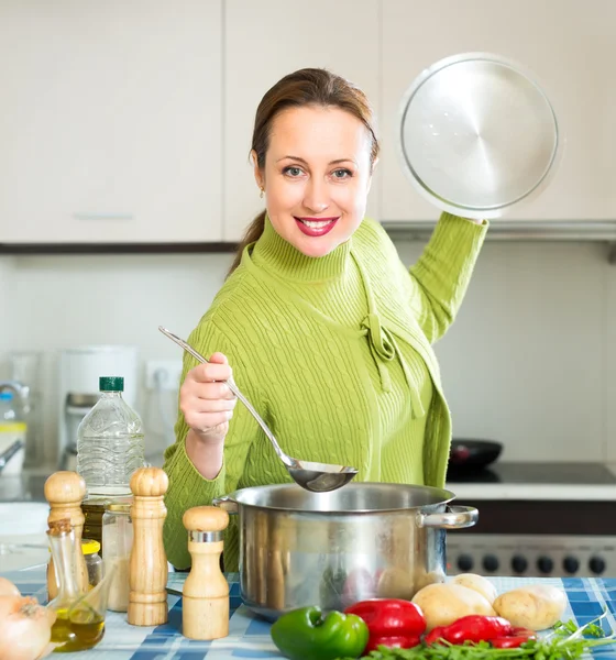 Vrouw koken veggie soep — Stockfoto