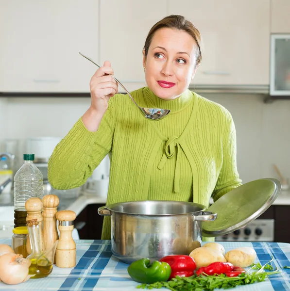 Femalel soep koken — Stockfoto