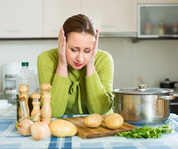 Femme au foyer fatiguée à la cuisine — Photo