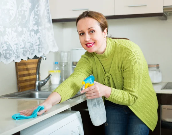 Ama de casa muebles de limpieza en la cocina — Foto de Stock