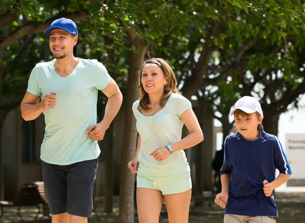 Happy family running — Stock Photo, Image