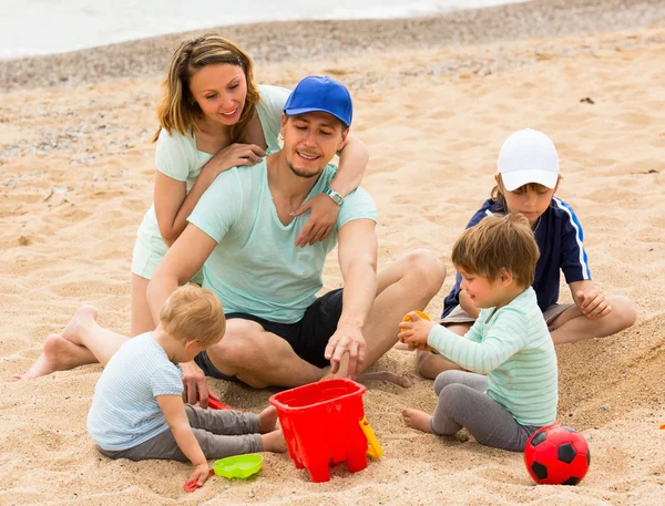 Šťastná rodina na břehu moře — Stock fotografie