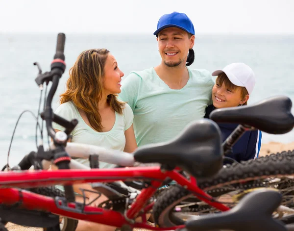 Parents and son with bicycles — Stock Photo, Image