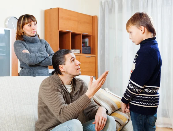 Gewone ouders uitschelden tiener zoon — Stockfoto