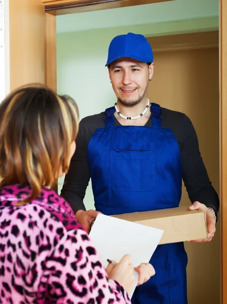 Courier brought package to girl — Stock Photo, Image