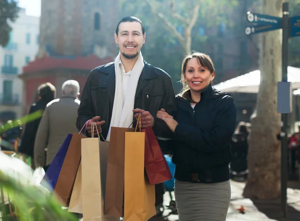 Mannen och flickan med inköp på street — Stockfoto