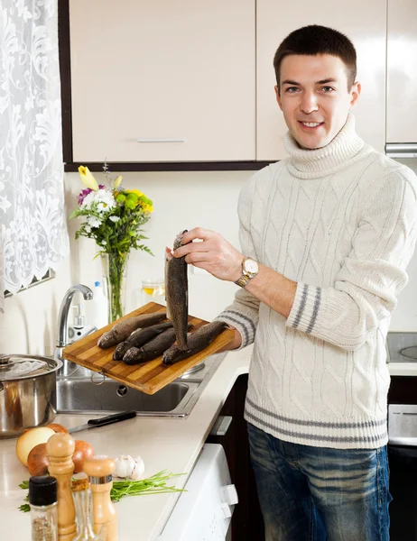 Hombre en casa cocina — Foto de Stock