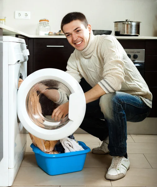 Guy using washing machine — Stock Photo, Image