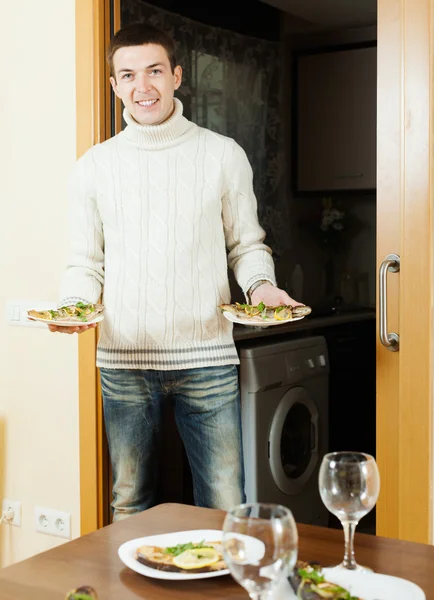 Homem sorridente servindo peixe cozido — Fotografia de Stock