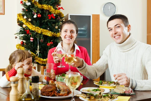 クリスマスを祝う幸せな家族 — ストック写真