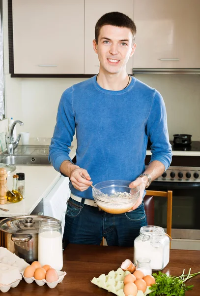 男の家庭の台所で調理 — ストック写真