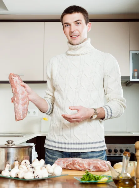 Vanlig kille matlagning kött — Stockfoto