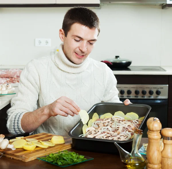 Bonito homem cortando batata — Fotografia de Stock