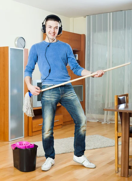 Homem jogando e sala de limpeza — Fotografia de Stock