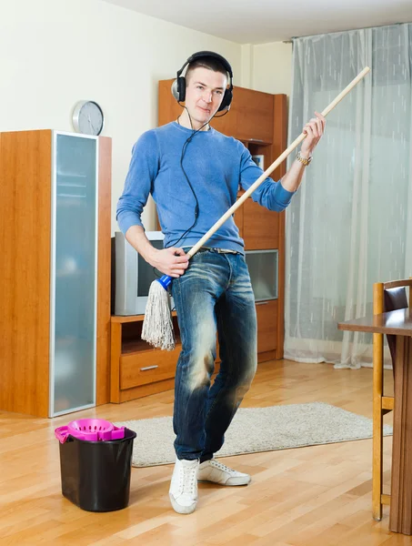 Felice uomo lavare pavimento — Foto Stock
