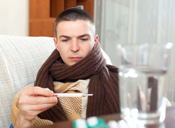 Sick man measuring temperature — Stock Photo, Image