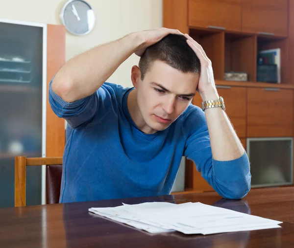 Man fills in financial documents — Stock Photo, Image