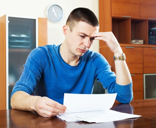 Muchacho molesto leyendo documento en casa — Foto de Stock