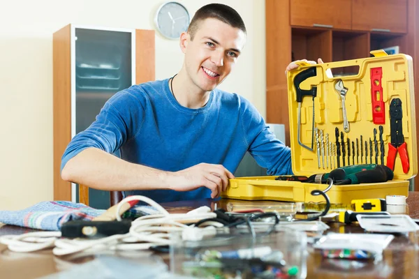 Smilng ragazzo felice mostrando cassetta degli attrezzi — Foto Stock