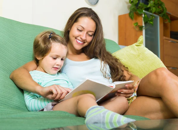 Mãe e criança livro de leitura — Fotografia de Stock