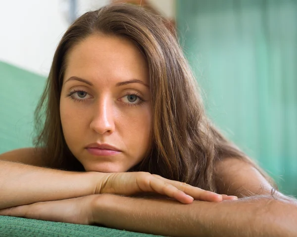 Mujer deprimida en sofá —  Fotos de Stock