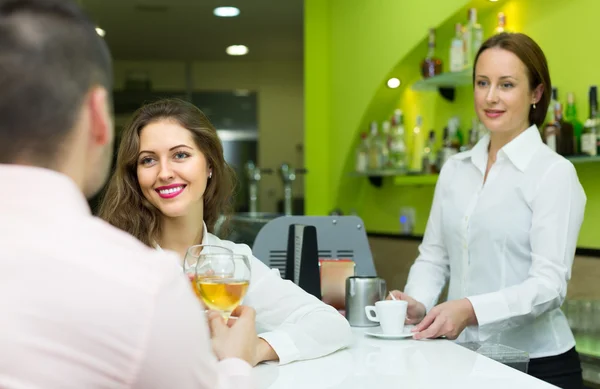 Kobiece barista i dwóch klientów — Zdjęcie stockowe