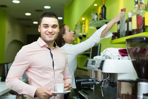 Barman i barista praca w barze — Zdjęcie stockowe