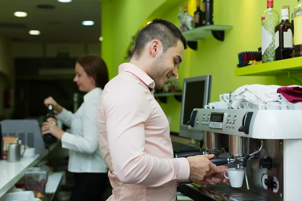 Barista make a cup of coffee — Stock Photo, Image