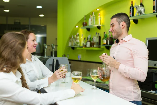 Chicas coqueteando con barman —  Fotos de Stock